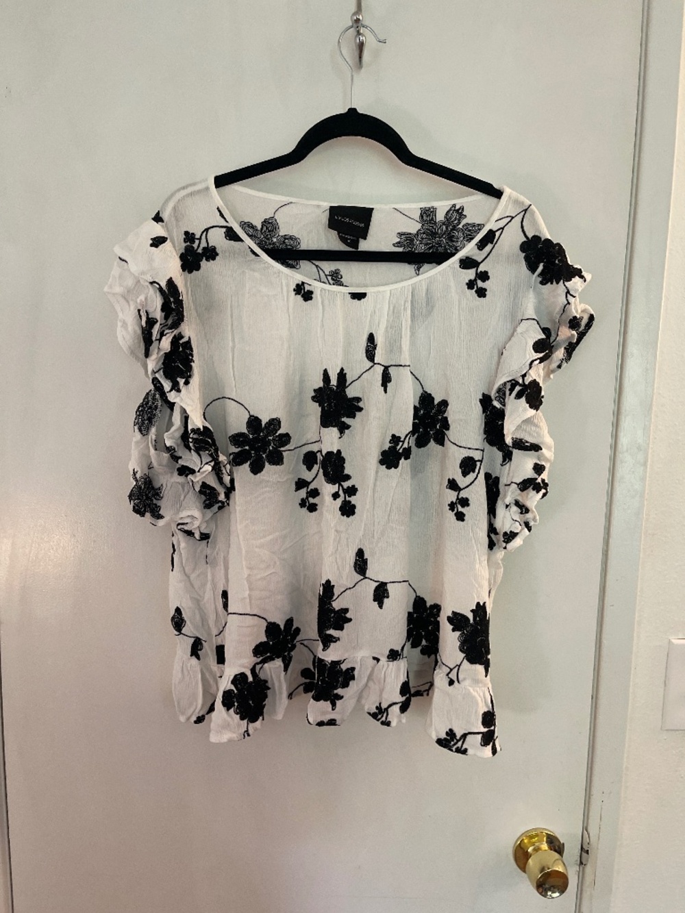 Liv Los Angeles size 1x white with embroidery flowers